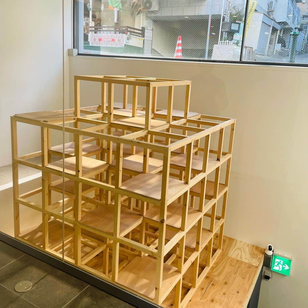 小林万希子さんのインスタグラム写真 - (小林万希子Instagram)「・  "最高に集中できるワークスペース" 『work and place 神戸北野』  神戸北野にプレミアム・コワーキングスペースが誕生！ プレオープンにお邪魔してきました♡  日本を代表する建築家「安藤忠雄」さんの設計したビルで、コンクリート打ち放しと光と影の織りなすクリエイティブでとってもオシャレな空間✨✨  限定40名のプレミアムコワーキングスペースなので落ち着いた空間で仕事に集中できます♪  24時間365日いつでも利用できて 仮眠スペース・シャワー室・エアロバイク そしてナント！！プライベートサウナまであるんですよ❤️ (プライベートサウナに入りにいきたい❣️😍笑)  5月1日グランドオープン✨✨  もうこれは大人の隠れ家です😆 ぜひ見学にいってみてください💕  リンクをストーリーにのせておきますね！ 詳細はこちらまで💁‍♀️ (番外編の写真も！)  work and place 神戸北野 https://www.work-and-place.com/kitano/  #workandplace #コワーキングスペース神戸 #ワークスペース神戸 #コワーキングオフィス #シェアオフィス神戸 #サウナ付き  #サウナ会員になりたい❤️笑 #個人的に作ってもらおう 🤣 #bbq  #呼んでください 🙏🌸」4月7日 23時20分 - macky1218