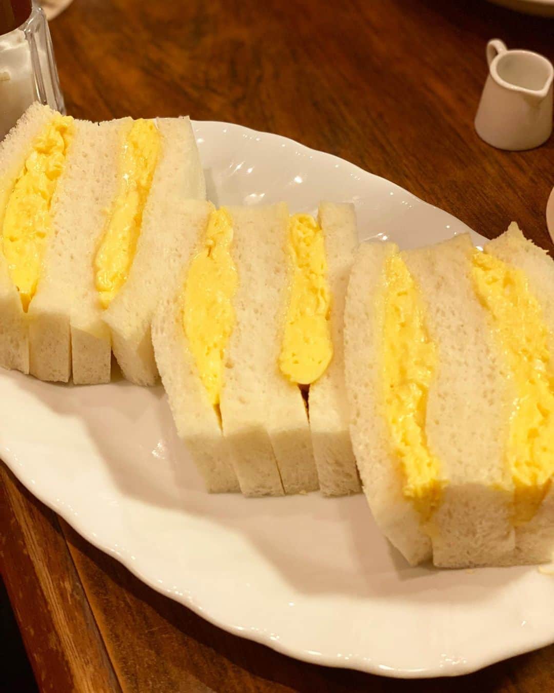 青野美沙稀さんのインスタグラム写真 - (青野美沙稀Instagram)「ずーっっと行きたかった 喫茶you🍴に2回行きました❤️笑  こちらのオムライスは 絶対に食べておきたい！！ ということで念願の、、、🥹🙏🏻  みんなでシェアしたので オムライスだけじゃなく ナポリタンやたまごサンド、 オムレツサンドとかも堪能しました🎵  オムライスぷるぷるで 感動的においしかったぁあ❣️  これを食べてレコーディングdayも 乗り切りました💪🏻💪🏻  #you #喫茶you #銀座 #銀座グルメ #オムライス #オムライスランチ  #オムライス部 #オムライス大好き  #卵サンド #たまごサンド #銀座ランチ #グルメ女子」4月7日 23時20分 - misaki_aono