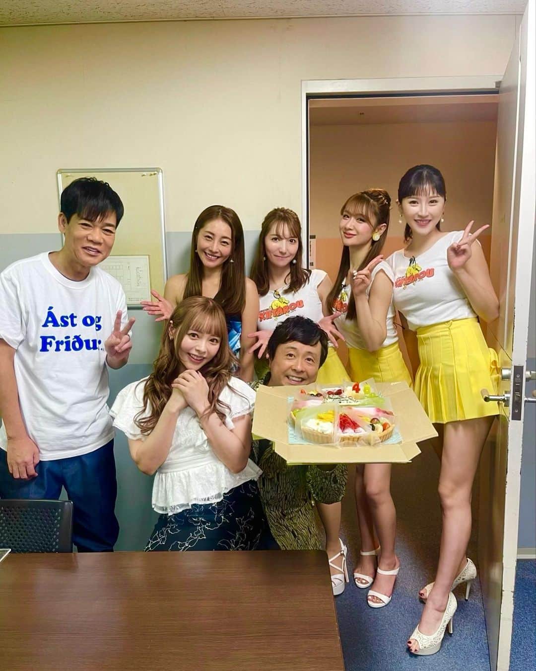 金山睦のインスタグラム：「#じっくり聞いタロウ の収録で、 今日お誕生日だった河本さんのお誕生日をじっくりファミリーでお祝いしました🎂💐✨ 今年も河本さんのお誕生日を一緒にお祝いできて嬉しかったです🥺 河本さんはみ〜んなに優しくて気遣いが凄くてカメラが回ってない時もいつもあのまま面白くて、本当にいつも感謝しています😊🙇‍♀️✨  そしてスタッフさんがご用意するケーキがいつも絶品で、ファミリーのお誕生月がすごく楽しみです😁🙌✨  じっくりファミリーは本当に愛に溢れていて、いつも助けていただいたり、色んなことを教えてくださったり、ファミリーにしてくださって、本当に幸せと感謝でいっぱいです❤️  #テレビ東京　#テレ東　#happybirthday」