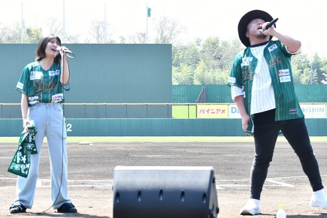 大西宏明のインスタグラム：「#さわかみ関西独立リーグ  @sakai_shrikes   4月1日 開幕戦⚾️  スペシャルゲスト✨✨  HIPPYさん🎶 番匠谷紗衣さん🎵 @_____hippy_____  @1999_sae   試合前にオープニングLive🎤 始球式⚾️ と最高に盛り上げて頂きました✨  試合も最後まで観てくれててサヨナラ勝ちの後に皆でハイタッチまで🖐  今年は最高のお2人に素敵なスタートダッシュの活力貰えました💪  有難うございました😍  #開幕戦 #スペシャルゲスト #hippy  #番匠谷紗衣  #アーティスト #シンガーソングライター #歌手 #オープニングライブ #スペシャルライブ #君に捧げる応援歌  #始球式 #盛り上がり #素敵な #最高な #人 #感謝 #独立リーグ #野球 #プロ野球 #野球好きな人と繋がりたい  #音楽好きな人と繋がりたい  #歌好きな人と繋がりたい  #近鉄バファローズ #オリックスバファローズ  #横浜denaベイスターズ  #福岡ソフトバンクホークス  #堺シュライクス #smile #ほなっ！！」