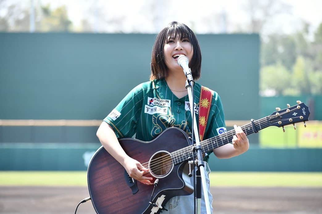 大西宏明さんのインスタグラム写真 - (大西宏明Instagram)「#さわかみ関西独立リーグ  @sakai_shrikes   4月1日 開幕戦⚾️  スペシャルゲスト✨✨  HIPPYさん🎶 番匠谷紗衣さん🎵 @_____hippy_____  @1999_sae   試合前にオープニングLive🎤 始球式⚾️ と最高に盛り上げて頂きました✨  試合も最後まで観てくれててサヨナラ勝ちの後に皆でハイタッチまで🖐  今年は最高のお2人に素敵なスタートダッシュの活力貰えました💪  有難うございました😍  #開幕戦 #スペシャルゲスト #hippy  #番匠谷紗衣  #アーティスト #シンガーソングライター #歌手 #オープニングライブ #スペシャルライブ #君に捧げる応援歌  #始球式 #盛り上がり #素敵な #最高な #人 #感謝 #独立リーグ #野球 #プロ野球 #野球好きな人と繋がりたい  #音楽好きな人と繋がりたい  #歌好きな人と繋がりたい  #近鉄バファローズ #オリックスバファローズ  #横浜denaベイスターズ  #福岡ソフトバンクホークス  #堺シュライクス #smile #ほなっ！！」4月7日 23時29分 - ohnishi_hiroaki_0428