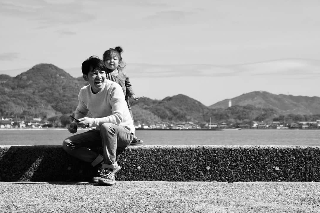 福田基広のインスタグラム：「\ 2023年4月7日を一生忘れない / 先ほど、デザイン会社NASUの前田さんと浜田さんを交えた、セルフメディアのリニューアルMTG3回目を終えました。  新ロゴのたたき公開が今回の趣旨だったのですが、 　 🤔今のロゴから、どうご提案いただけるのか？ 　 が、正直全く想像がつかず。 ましてや今のロゴもずっと気に入っているので、変える必要性がそもそもあるのか？ 　 依頼した身でありながら 正直ずっと心の中で葛藤していました。 　 これは、セルフメディアの皆さんも社内のみんなも同じ気持ちでした。 　 　 だから、不安だったんです。 7年付き合ってきたロゴや世界観をひっくり返すストーリーやデザインと出会えるのか？ 　 　 結論： 満場一致で \ 新ロゴしかもう考えられない / 　 　 この一言に尽きます。 このMTGに参加されてた全員が衝撃を受けたロゴでした。 　 このロゴに至る背景含め、感動 本当に感動すると、言葉が出てこない体験をしました。 流していませんでしたが、涙が溢れてた😢 　 　 ぼくも、もっとクライアントを感動させる仕事をしていきたい。 もっとプロになりたい。 今日はセルフメディアのリニューアル誕生日、おめでとう🎉 　 　 \ 自分の名前で活躍の場を広げたい、あなたのための実践型ビジネスコミュニティ #selfmedia / は９ヶ月ぶりに新規入会を募集します。 　 無料で体験できるワークイベントも決定しましたので、自分の名前で活躍の場を広げたいあなたのご参加、お待ちしております✨ 申し込みはプロフィールへ👉 @fukudamotohiro_official   #selfmediaの皆さんぜひライブご覧ください #これがプロの仕事」