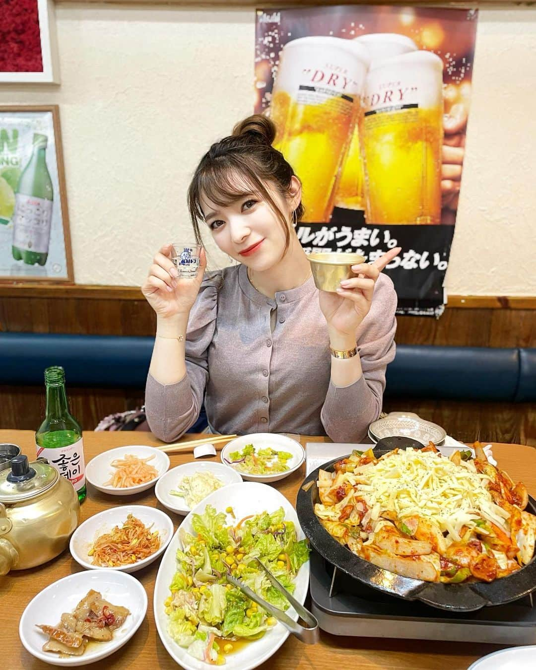 岩根沙恵子?さえみるのインスタグラム：「🇰🇷 𝒦ℴ𝓇ℯ𝒶𝓃 韓国料理のはしご！はしご酒〜😍🪜 しあわせの極み〜🤪💖  SOBANは美味しかったからリピ！✌︎ 今回はおからスープ飲めました✌︎ (マシッソヨ〜💖)  ①② @omuni_shokudo  ③④ @soban_shinokubo   どちらもスタッフさんが親切だし 愛想が良くて居心地最高😉！ おすすめのお店です！  チャミスルだいすき❤️ マッコリも好きだから両方飲んだ🥳✌︎  そろそろ韓国にも行きたい😍🥰  #新大久保 #新大久保韓国料理 #新大久保グルメ #新大久保ランチ #新大久保サムギョプサル  #サムギョプサル #新大久保おすすめ #大阪 #大阪グルメ #心斎橋韓国料理 #心斎橋グルメ #天神韓国料理 #福岡韓国料理 #韓国料理 #韓国グルメ #韓国好きな人と繋がりたい #管理栄養士 #韓国いきたい #SOBAN #韓国創作料理 #korianfood #女子会ランチ #さえみるグルメ #オムニ食堂」