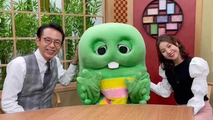 増井なぎさのインスタグラム：「来週4/12オンエアのゲストはガチャピン！！ ガチャピンは可愛い👶❤️ #ガチャピンは恐竜の子ども #腕についてるのはエネルギーボール #福澤朗の本であそぶ」