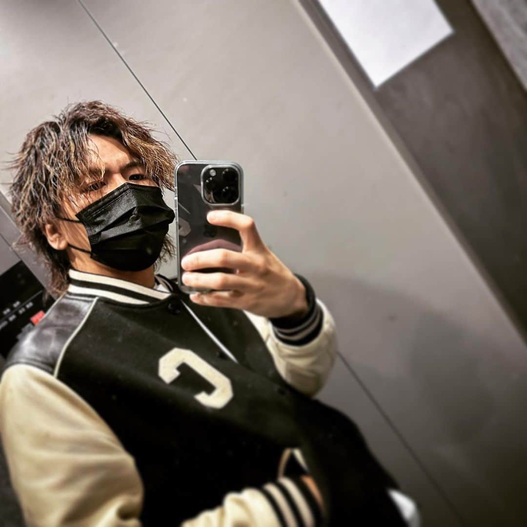 TAKUMA さんのインスタグラム写真 - (TAKUMA Instagram)「この前の美容室終わりにエレベーターの扉が開く直前になんとも言えない顔で撮った写真あったわ。  #たんさん #美容室」4月7日 23時33分 - tan_tan_dayo