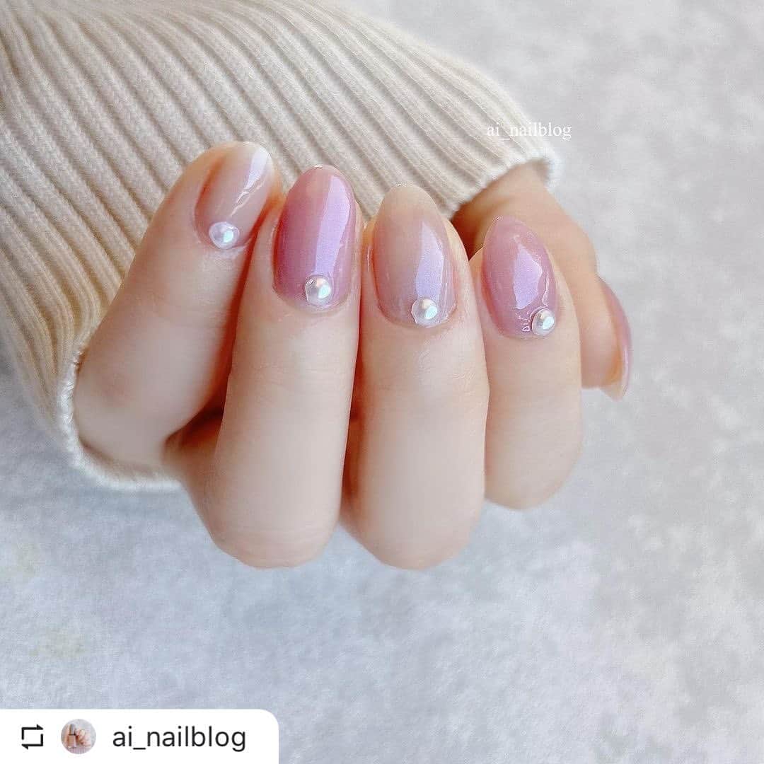 【PLANET NAIL（プラネット ネイル）】公式のインスタグラム：「@ai_nailblog さま PLANET NAIL ハードナー #plh02 #ピンクムーン  を使ったネイルデザインのご紹介ありがとうございます💅💗 ====================  . ピンクネイルまとめ🌸 ⁡ 今の季節とか新生活に使えるピンクネイルを まとめたのでぜひ参考にしてもらえたら 嬉しいです☺︎ ୨ෆ୧┈┈┈┈┈┈┈┈┈┈┈┈┈┈┈┈┈┈┈┈┈┈┈┈ ୨ෆ୧ 1. .✎トーンドロップ(@tonedrop_official ) ・さくらピュア ⁡ 2.✎プラネットネイル(@planet.jp ) ・ヌーディーアース ・ピンクムーン ⁡ 3.✎VCND(@jflabo_cosme ) ・チェリーブロッサム ⁡ 4.✎キャンメイク(@canmaketokyo ) ・ローズミルクティー　 ⁡ ୨ෆ୧┈┈┈┈┈┈┈┈┈┈┈┈┈┈┈┈┈┈┈┈┈┈┈┈୨ෆ୧ #ピンクネイル #春ネイル #シンプルネイル  #ワンカラーネイル #ちゅるんネイル #オフィスネイル  #セルフネイル #ネイルポリッシュ #デザインネイル  #pinknails #springnails #selfnail  #nailpolish #美甲 #셀프네일 #プラネットネイル #planet_jp」