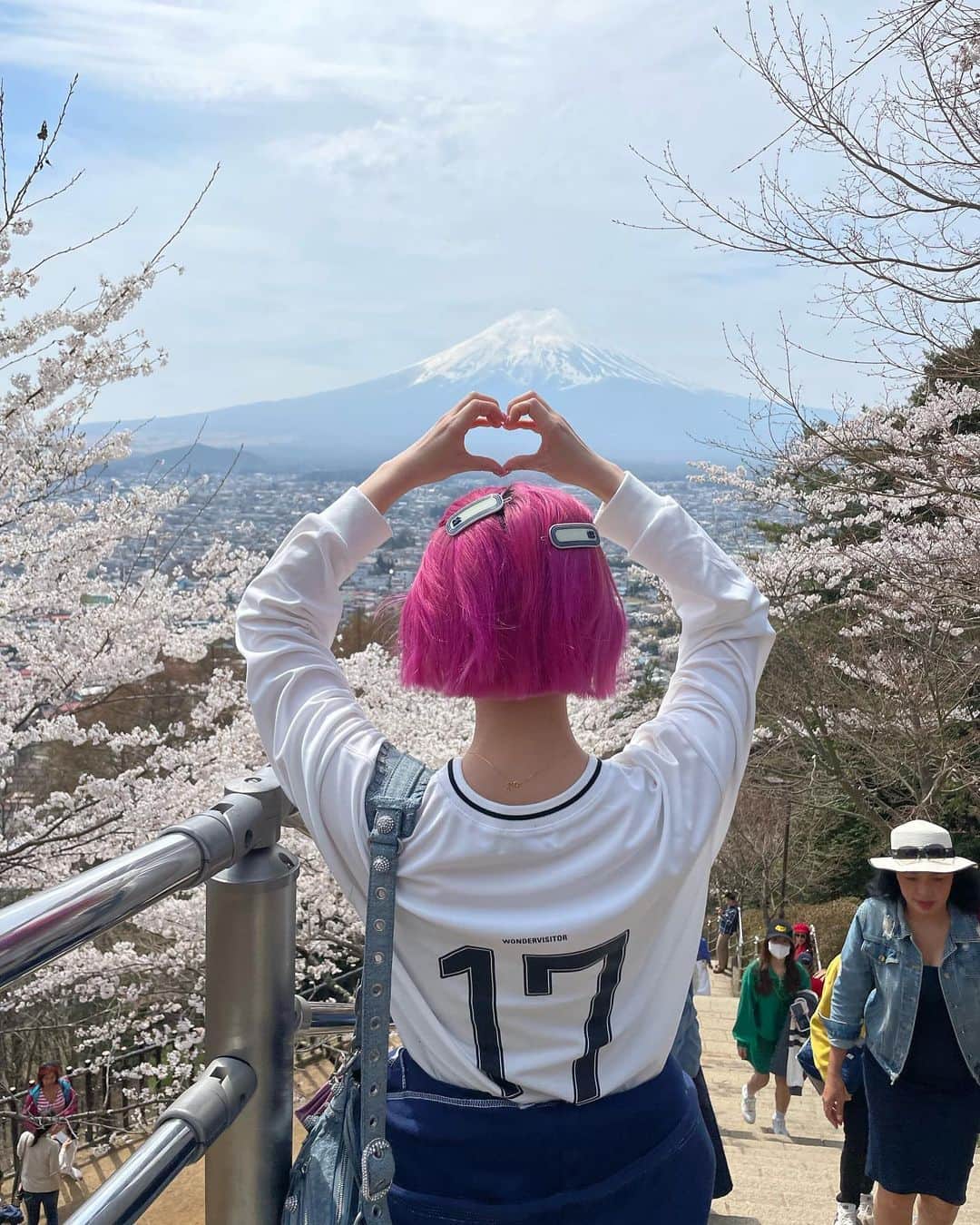 のインスタグラム：「バスツアー10枚にまとめました🍓🌸🚌🍲🍷」