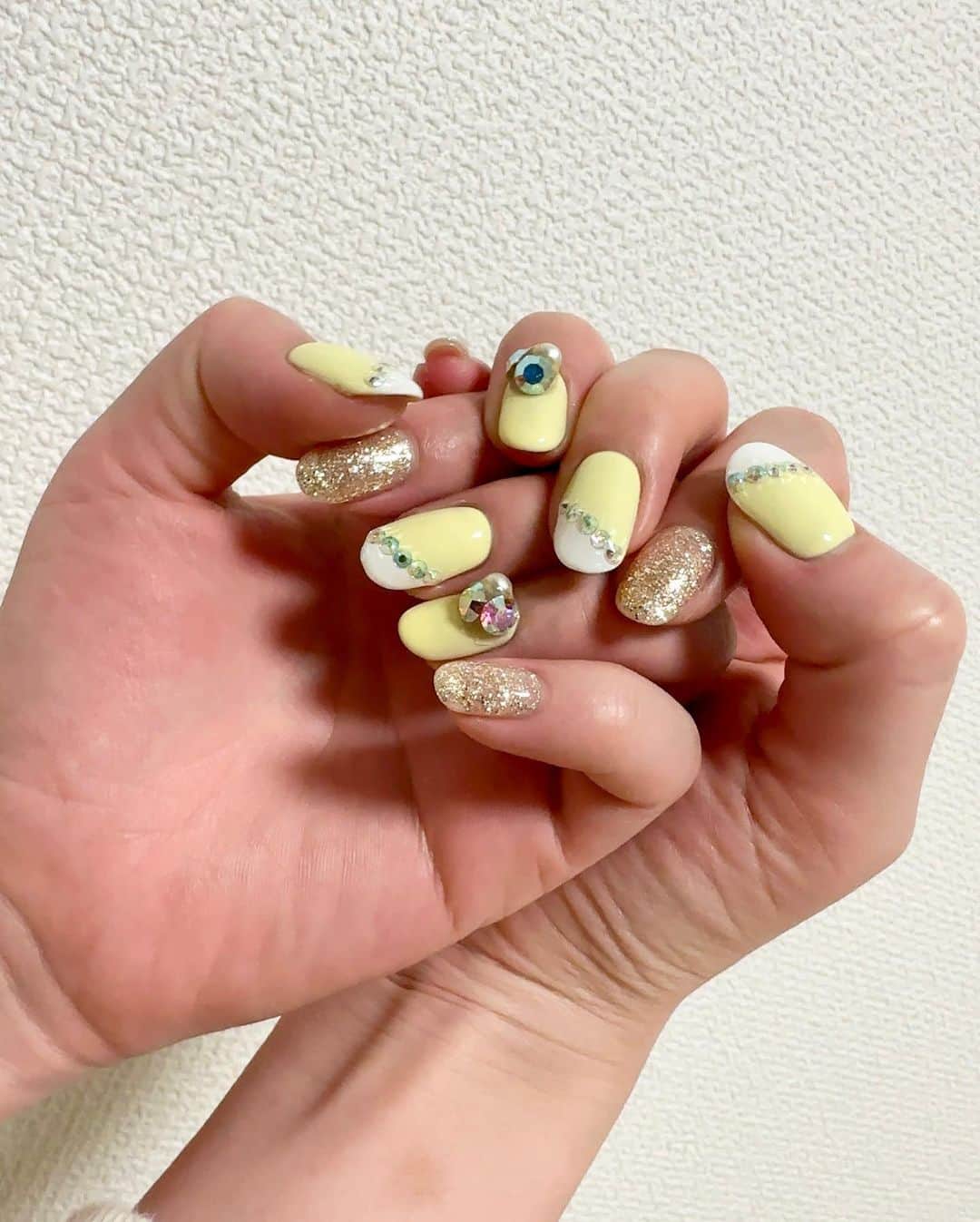 黒田絢子さんのインスタグラム写真 - (黒田絢子Instagram)「new nails!!!!💛🤍💅  #yellownails  #yellow  #nails #ネイル #春ネイル #キラキラネイル #きゃわたん #カジュアルコーデ #花金 #1週間お疲れ様」4月7日 23時53分 - ayakokuroda_official