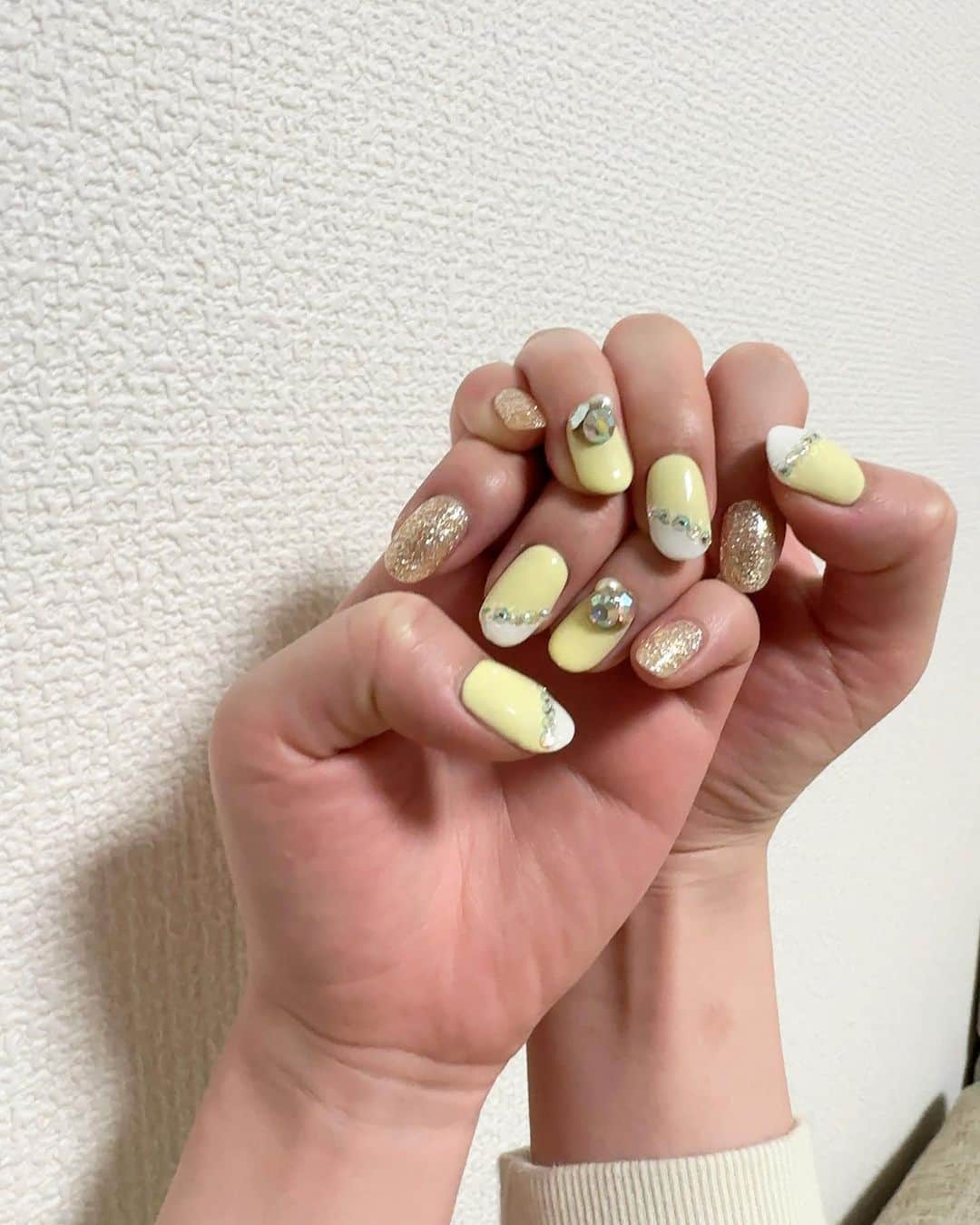 黒田絢子さんのインスタグラム写真 - (黒田絢子Instagram)「new nails!!!!💛🤍💅  #yellownails  #yellow  #nails #ネイル #春ネイル #キラキラネイル #きゃわたん #カジュアルコーデ #花金 #1週間お疲れ様」4月7日 23時53分 - ayakokuroda_official