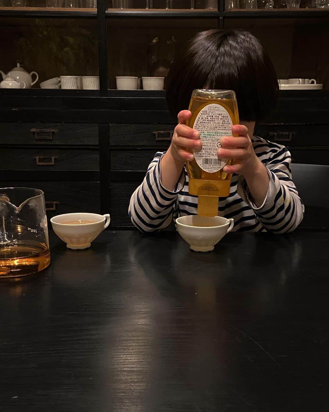 渡辺有子のインスタグラム：「夕食後「お茶会しよ〜」と誘われ、お気に入りのカップで甘〜いお茶をたっぷたっぷになるまで出していただきました。 おいしかったよ☺️」