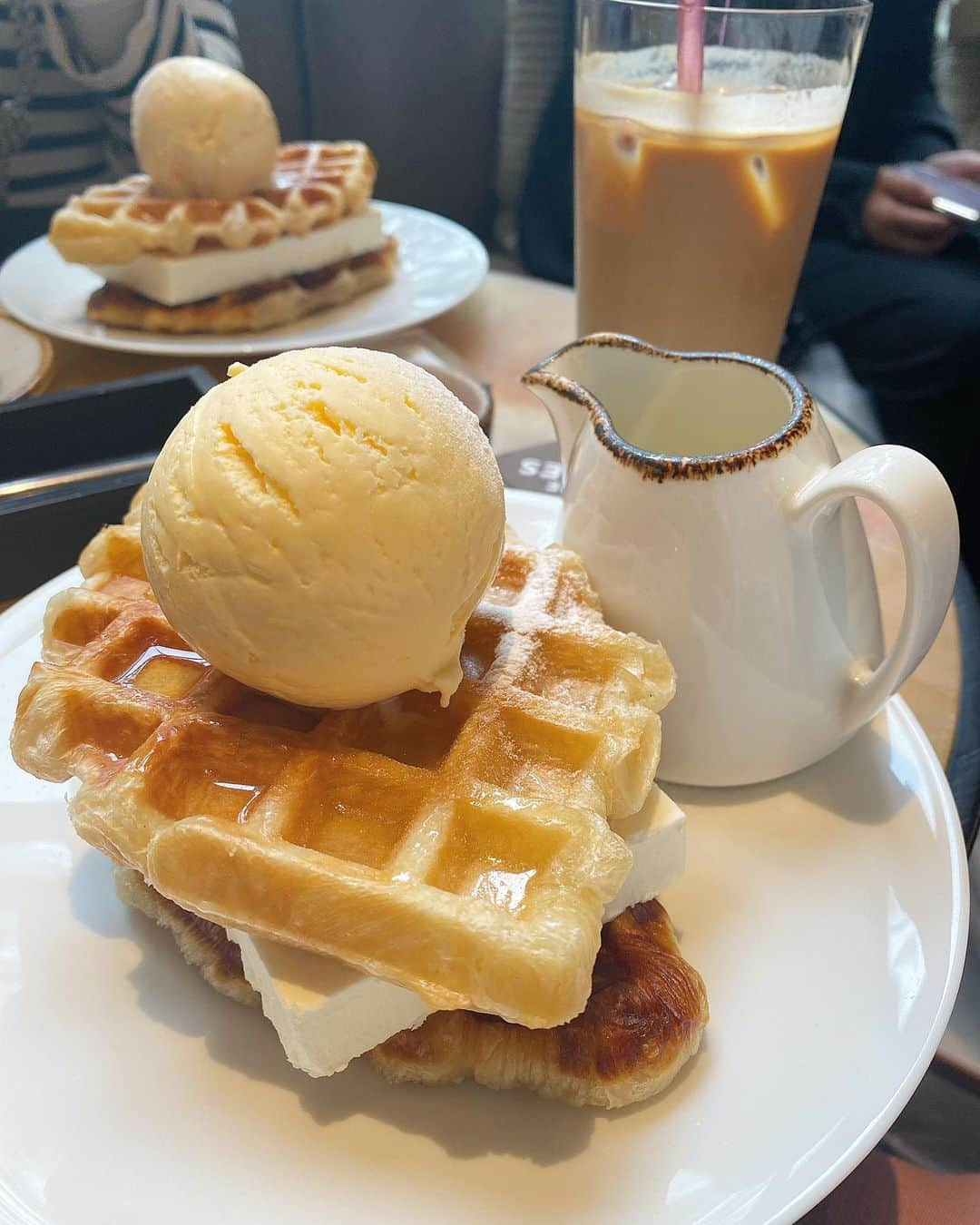 野田真実のインスタグラム：「． ． ． 行きたかったカフェに まほと行ってきた🍨 ． ． 名前難しくて覚えてないけど笑 クロッフル?にチーズケーキはさんで上にアイス！ そしてホワイトチョコかける！！ めーちゃ美味しかった🤍🤍 ． ． ついてきてくれてありがとまほ✌🏻 ． ．  #ザジョーンズカフェアンドバー #thejonescafeandbar #新宿カフェ #クロッフル #cafe」