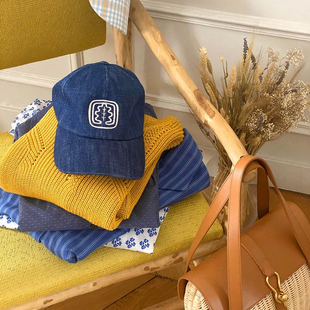 イネスドゥラフレサンジュのインスタグラム：「💙 MES COMBINAISONS ESTIVALES Un sac à main aux airs de panier d’été, alliant cuir et rotin, une casquette en jean et des chemisiers aux couleurs estivales : vous êtes parée pour l’été ! - 💙 MY SUMMER COMBINATIONS A handbag with a summer basket look, combining leather and rattan, a denim cap and blouses in summer colors: you're all set for summer!  #inesdelafressange #inesdelafressangeparis #girlsinines #paris #parisianchic #parisianstyle #girlsinines」