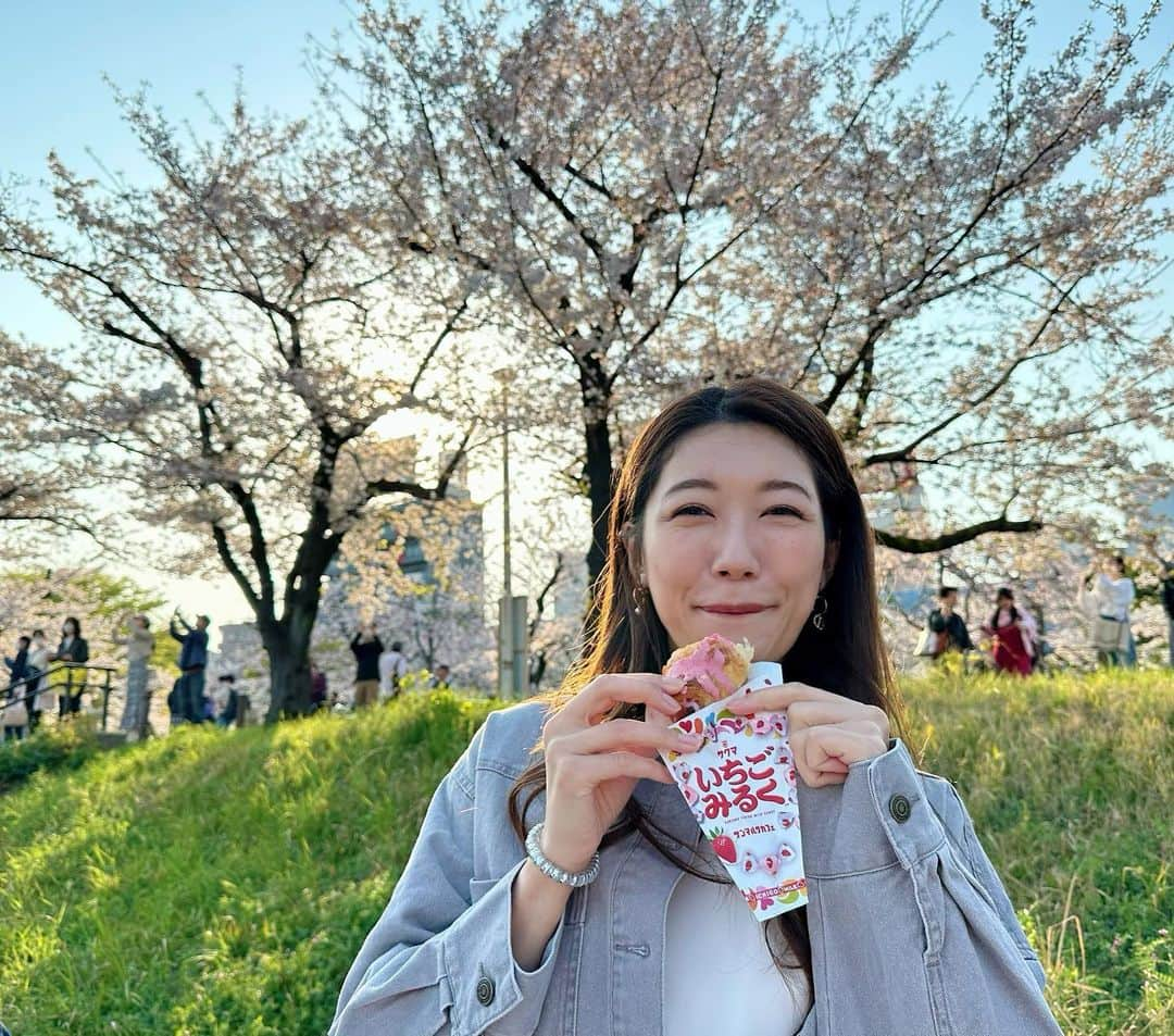 穂川果音さんのインスタグラム写真 - (穂川果音Instagram)「そろそろ、食欲の春という言葉も作りませんか〜？🍓笑  #春　#桜　#いちごみるく　#お花見」4月7日 23時56分 - hokawakanonn