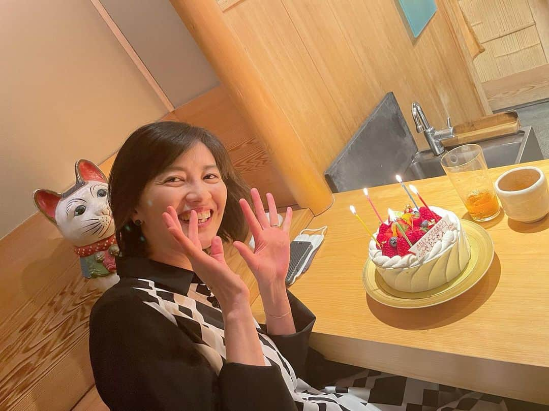 岡安弥生さんのインスタグラム写真 - (岡安弥生Instagram)「サトのお誕生日で、理恵ちゃんとハッピーバースデーランチ🎂❣️ 同級生女子3人🥰💕 #誕生日お祝いランチ#長久保智子#望月理恵#2人とも顔ちっちゃすぎ #同級生#セントフォース#楽しかったぁ#happybirthday #roppongi」4月7日 23時56分 - yayoin3