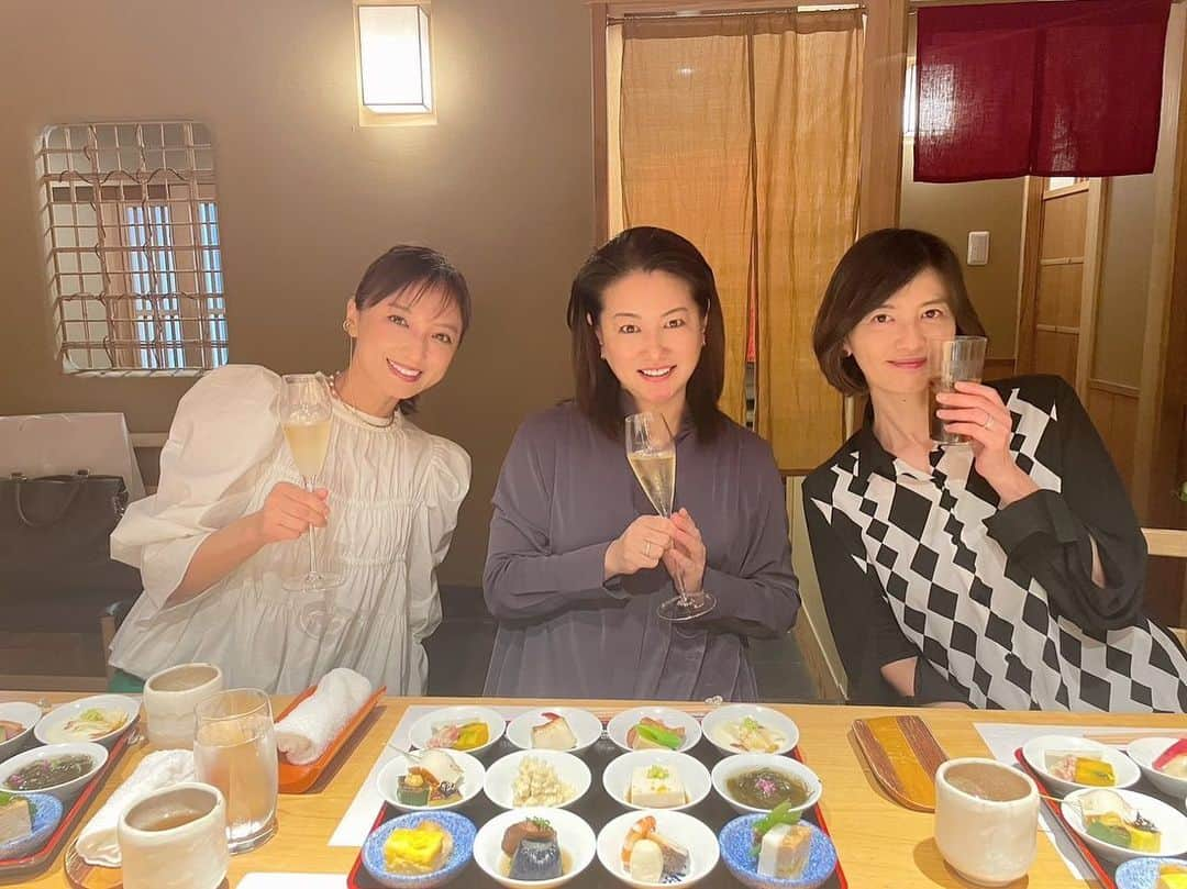 岡安弥生さんのインスタグラム写真 - (岡安弥生Instagram)「サトのお誕生日で、理恵ちゃんとハッピーバースデーランチ🎂❣️ 同級生女子3人🥰💕 #誕生日お祝いランチ#長久保智子#望月理恵#2人とも顔ちっちゃすぎ #同級生#セントフォース#楽しかったぁ#happybirthday #roppongi」4月7日 23時56分 - yayoin3