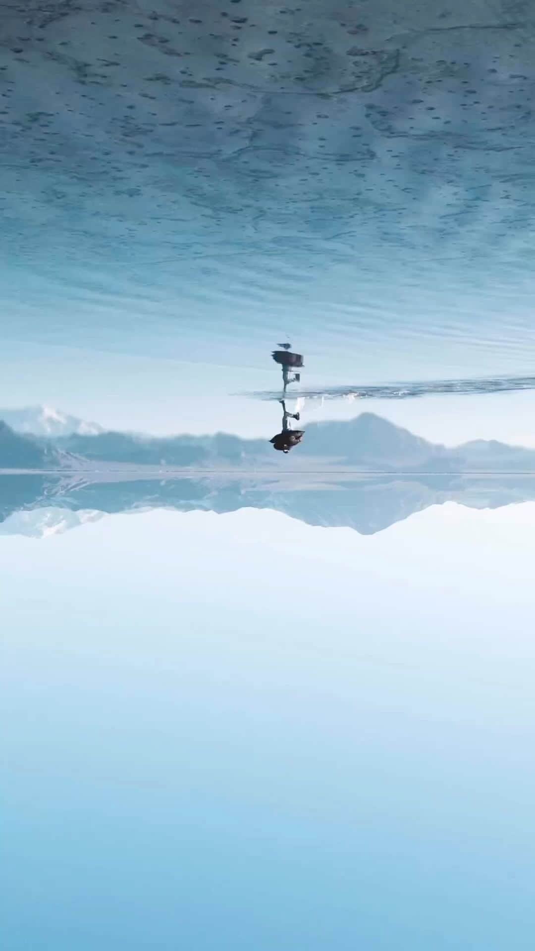 Awesome Wonderful Natureのインスタグラム：「🎥 by @lukebergg Running on glass  . . . . . .  #saltflatsutah #utah #saltflats #trippy #trippyart #travel #travelblogger #travelphotography #travelgram #mavicair2 #videography #explorepage✨ #reels」