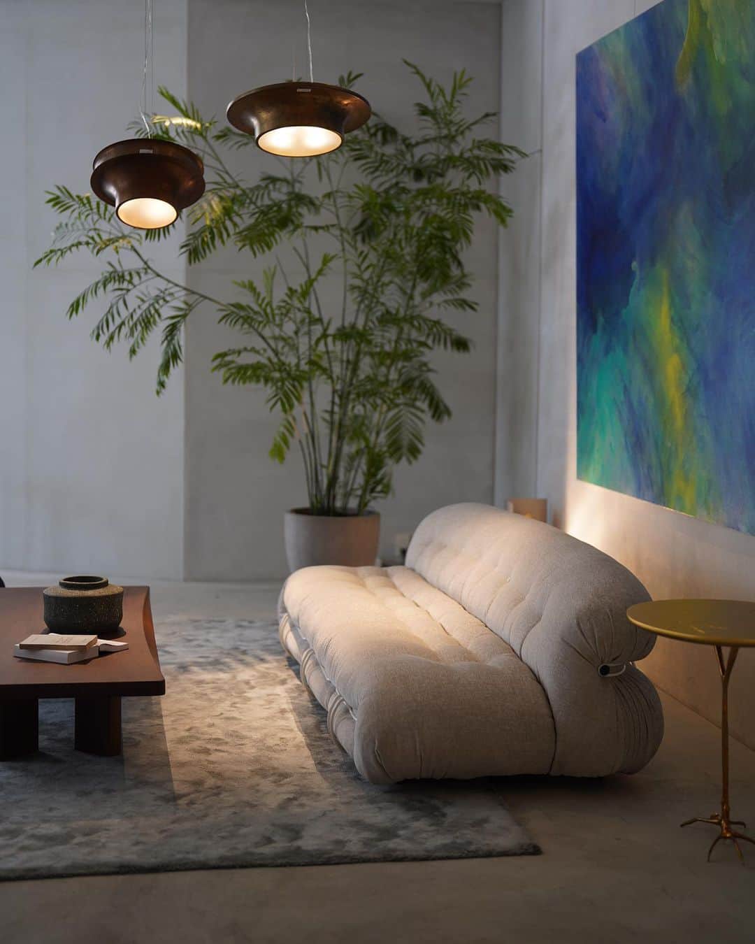 大橋菜央のインスタグラム：「Cassina ixc. Aoyama Spring Exhibition🌸 . . . @cassinaixc_official 春の店舗内覧会にお招き頂き インテリア大好きなShaneとアメリカから来日している義弟と素敵なドリンク片手にぐるりお邪魔してきました🤗🥂 . 2人と一緒にインテリアを見ていると あれやこれや妄想膨らむ膨らむ💭 . Cassina ixc. といえばアートのように時代を経てもその輝きを増す名作家具の数々というイメージですが 印象的だったSORIANAソファも1969年にデザインされたということに驚き✨ 環境配慮仕様にアップデートしながらも可愛らしいフォルムはそのままに 抜群の座り心地で ここから何十年経ってもいつの時代も素敵なんだろうなと♡ . 他にも気になった商品は▶︎▶︎▶︎ いつかのダイニングチェア候補に おしゃれなパーテーションに そのまま何十年かけてアンティークにしたいオフィスデスク etc… . 最後にMikeとあれが良かった これが良かったと話しているところをスタッフの方が撮って下さったビデオが 何かの対談みたいで面白かった😂 . また素敵なものを見つけに お邪魔します🫣✨ . . . ✒︎内覧会は今週末の日曜日まで開催されてますよ🛋✨ . . . #PR #cassina #cassinaixc #カッシーナイクスシー #bangolufsen_omotesando #soriana」