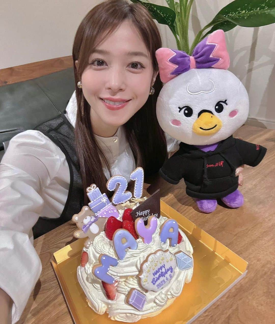 鷲見玲奈さんのインスタグラム写真 - (鷲見玲奈Instagram)「. Happy  birthday💜🦢 初めてセンイルケーキやりました🎂  お誕生日おめでとう。21歳もたくさんの幸福と可能性に満ちた日々でありますように。  #HappyMayaDay  #しあわせは今しあわせはマヤ #センイルケーキ」4月8日 0時00分 - sumi__reina