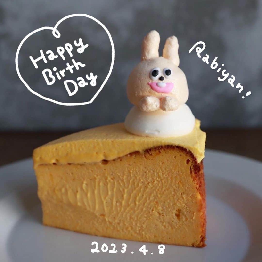 たぬきゅんのインスタグラム：「今日はラビやんの誕生日💛」