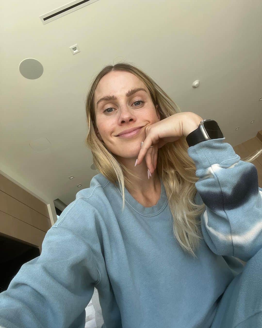 クレア・ホルトのインスタグラム：「In the interest of not being phony I wanted to let you know that I haven’t washed my hair or put on real clothes in days.」