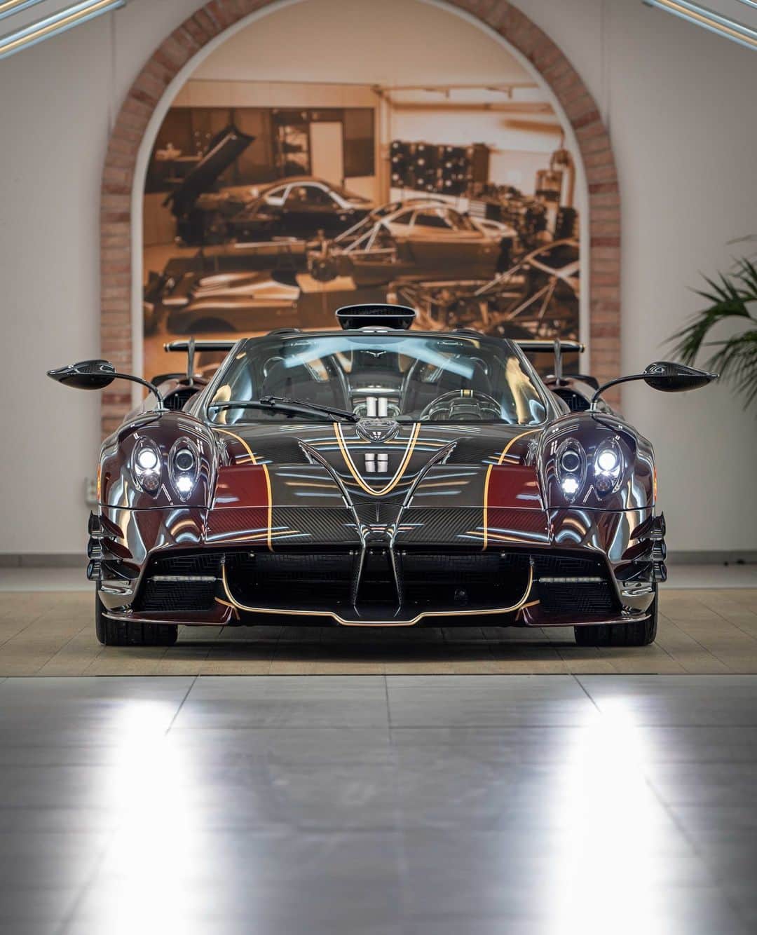 パガーニ・アウトモビリのインスタグラム：「Drive your dream: #HuayraDinamicaEvo.  Magnetic and aggressive, every shape of this one-off has been designed down to the last detail to achieve a technically advanced Hypercar with high aerodynamic performance.  #Pagani #PaganiGrandiComplicazioni #Huayra」