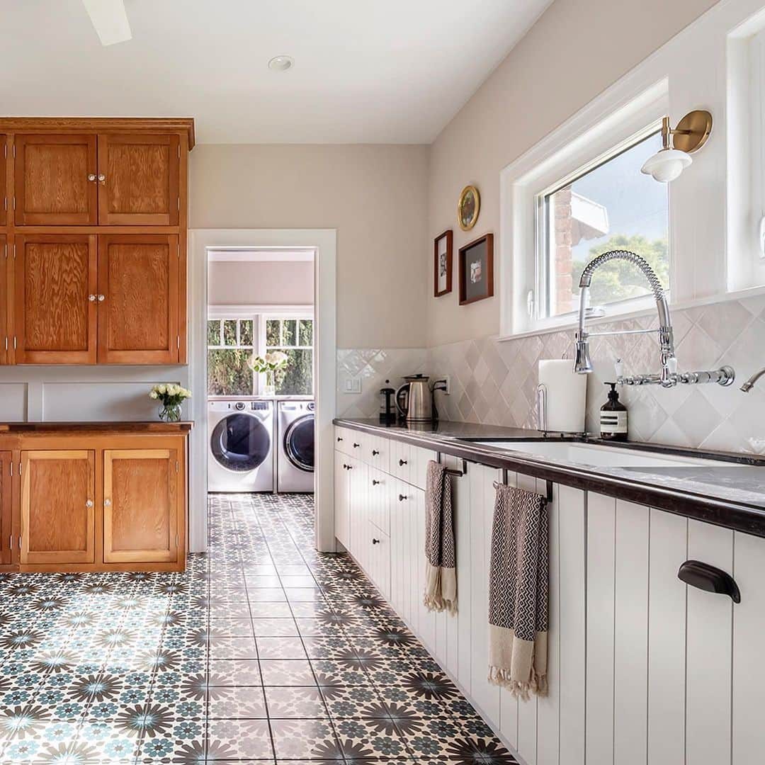 Sweeten Homeのインスタグラム：「Just Sweetened in Los Angeles 🤩 So much to love here! Like how these homeowners chose to preserve some of the original cabinets in combination with the new.   Full details on this remodel coming soon to our blog.   Renovated with Sweeten✨」