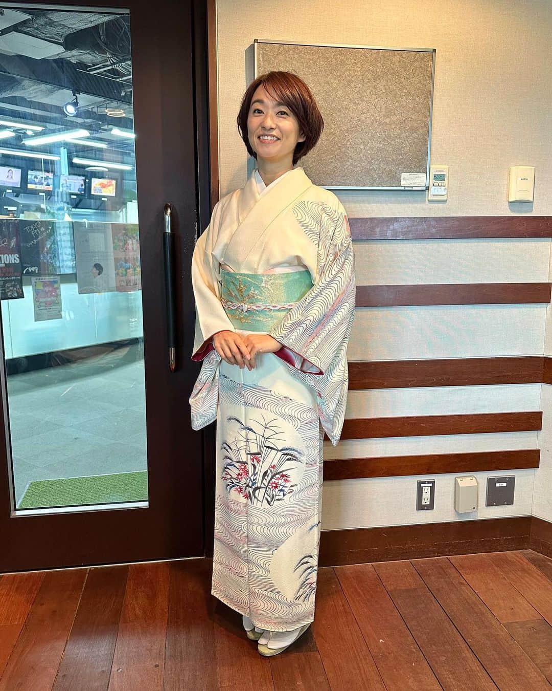 住吉美紀のインスタグラム：「今週木曜はお昼にお茶会があり、朝から着物で。久しぶりに袖を通した #稲垣稔次郎型絵染 の訪問着で。 お茶会も、お祝いのお茶会で、濃茶席も薄茶席も素晴らしいお道具。加えて、お久しぶりの方や、初めてお目にかかる方など楽しい会話たぁくさん。 朝からがんばって着物を着て、運んでほんとうによかった。 #お茶は楽しい #茶の湯」