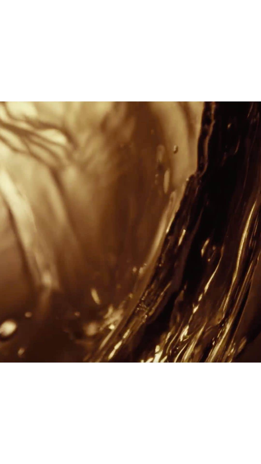 ドゥラメールのインスタグラム：「La Mer’s legendary Miracle Broth™ flows through The Treatment Lotion, breathing new life into skin. Skin is fueled with energy for renewal and repair, and is revitalized, rejuvenated, and charged with youth.  #lamer #lamerskincare #lamertreatmentlotion」
