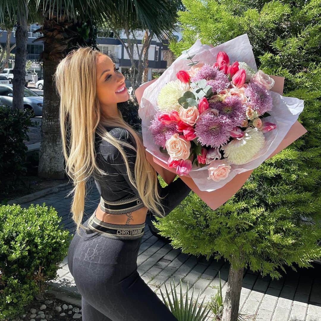 ステファニー・スコラーロのインスタグラム：「💐」