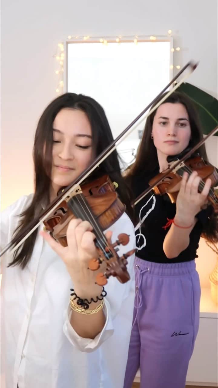 澄那シュトゥーダーのインスタグラム：「Good memories of us playing Bach's double concerto back in 2021! The third movement is like a mesmerizing kaleidoscope of music. What do you think? 💛🎶  @mmm_anastasy @suminastuder   What's your favourite violin duo?   #music #musicians #classicalmusic #violin」