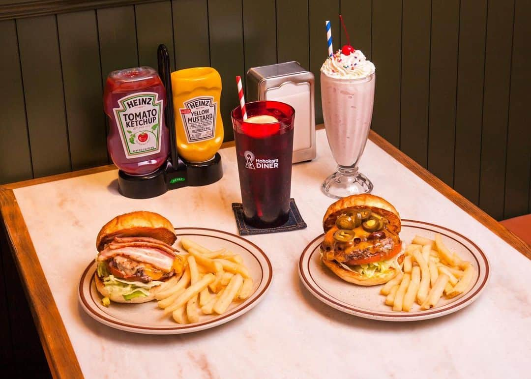 カフェ ホホカムさんのインスタグラム写真 - (カフェ ホホカムInstagram)「I love burgers 💋 ホホカムのハンバーガーはどれを選んでも間違いなしに美味しいですよ🍔写真は左：ベーコンチーズバーガー 右：ホホカムスパイシーバーガー ぜひ食べにいらしてください👩🏻‍🍳 ハンバーガーのお供にはコーラかシェイクがおすすめ🥤❣️ ほぼ全ての商品テイクアウトできますので、ピクニックにも🥡おすすめです❣️代々木公園はすぐそこ☝️ #hamburger #togoburger #代々木公園ランチ #代々木公園ピクニック #ピクニック弁当 #ハンバーガー #原宿バーガー #原宿ランチ 春休みも終わり、平日のランチタイム、落ち着いてきたのでぜひいらしてください👩🏻‍🍳」4月8日 0時08分 - hohokamdiner