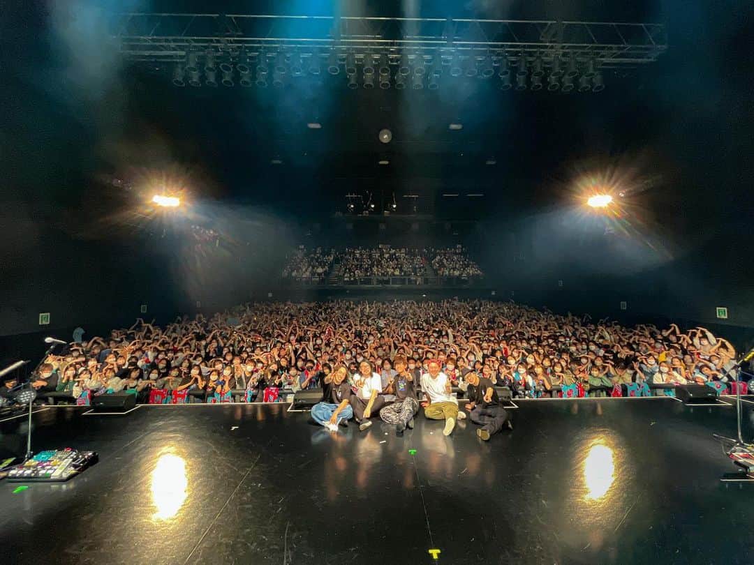Tani Yuukiのインスタグラム：「改めましてZeppツアー初日 名古屋公演ありがとうございました！ あなたの声、マスク越しの笑顔、一挙手一投足全てが最高だったよ！ 必ず戻ってきます、またね✌️❤️‍🔥  ちなみにこのGibson アコツアーの時名古屋でサブとして買ったんだけど、最近はめっきりこの子がメインです🎸  さぁ、次は福岡！まっててね！  #TaniYuuki_多面態」