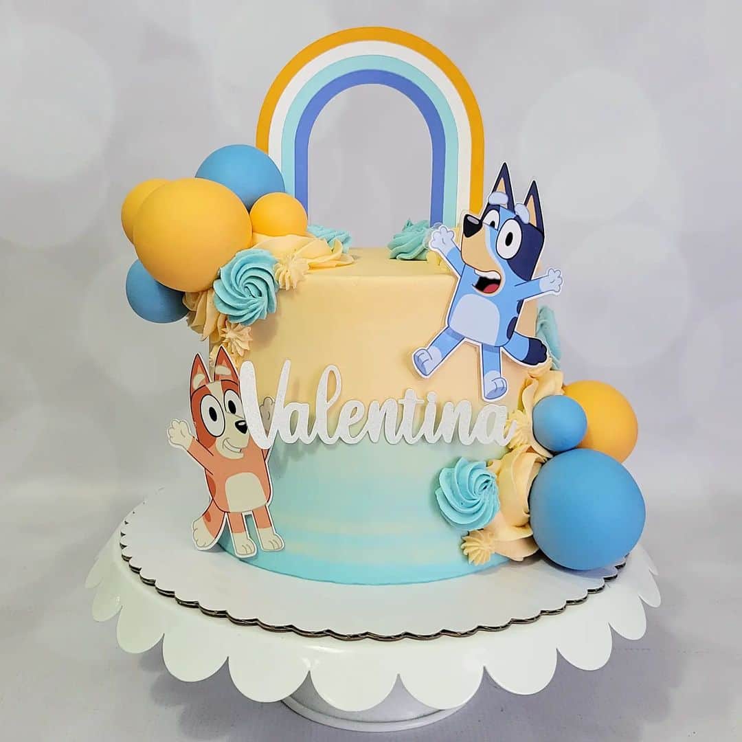 Honey Bee Cakesのインスタグラム：「Bluey Cake Toppers by @thekreationstation.915」