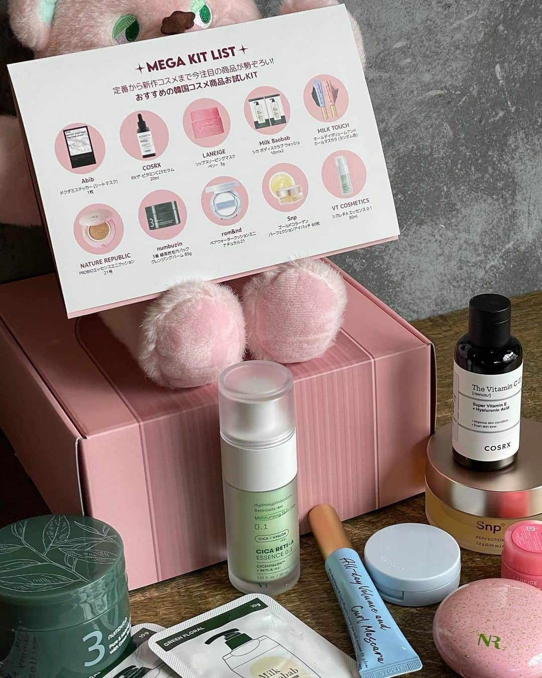 のインスタグラム：「Qoo10 Mega Kit 2023🧸🩷  Qoo10おすすめのスキンケア、コスメボックスの中身最高っ　　  とりあえず全部使うっ！！ ミニサイズもかわちぃ。  #Qoo10MegaKit #Qoo10 #メガPOINT #PR」