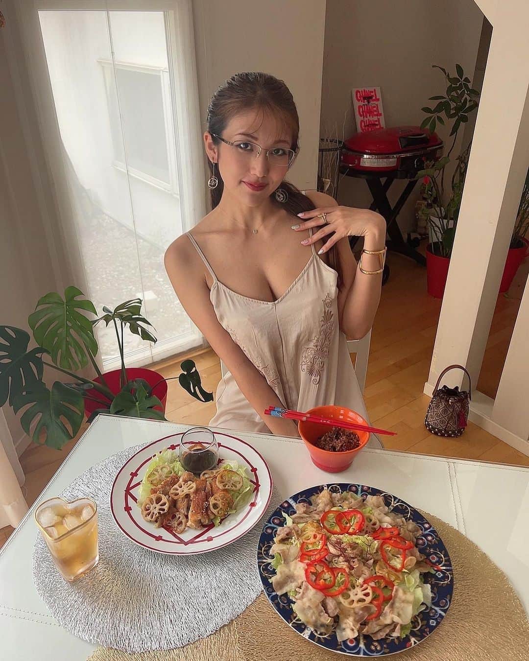 のインスタグラム：「#3日寝かせ発芽酵素玄米 のご飯美味しい🥰🍚💖✨️  小豆入ってるし、#玄米 がもちもちしてて #お赤飯 みたいな味がして美味しいっ🫶❤️✨️  レンジで90秒温めるだけですぐ食べることができるのが良いね💖🥰🍚💕✨️  PR @kouso.genmai.kasugaya #春日屋  #発芽酵素玄米 #酵素玄米 #玄米ご飯 #玄米ダイエット #一日一膳」