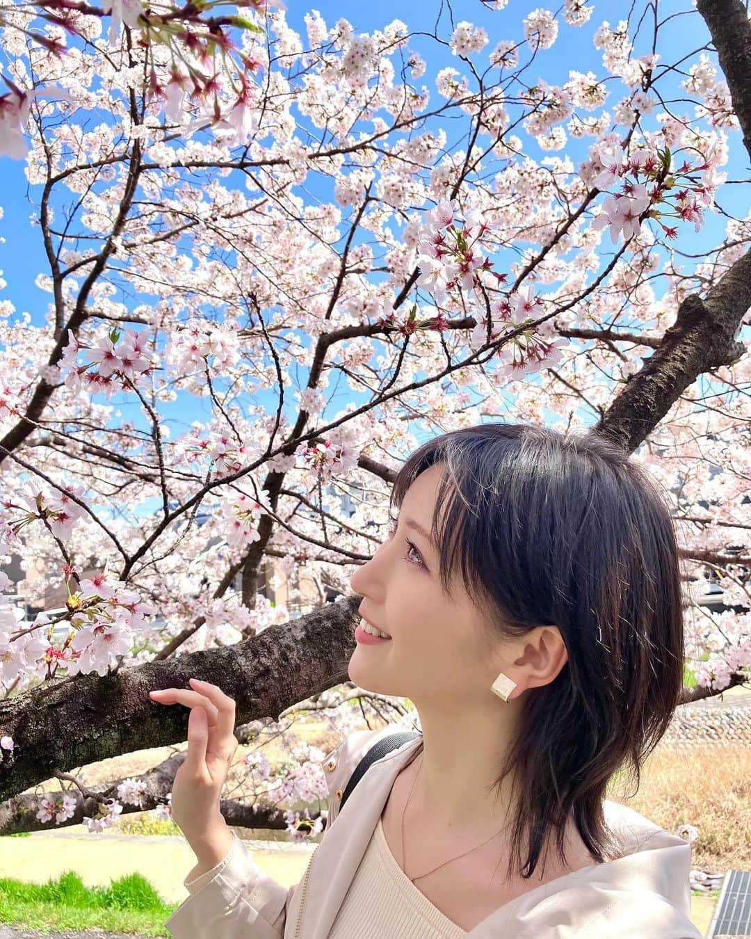 横山ルリカさんのインスタグラム写真 - (横山ルリカInstagram)「. 🌸🌸🌸🌸🌸🌸🌸🌸🌸  ラジオ終わりで九州へ🛩💨 朝一からのロケ頑張ります🏃✨  そして、今夜20:00〜【競馬予想TV!】🐎  🌸G1 桜花賞🌸  桜の女王に輝くのはどの馬なのか、ワクワク👑🐴  阪神競馬場の桜は少しでも、もってくれているのかな…？🌸  週中に取材していただいたsportivaの記事も更新される予定です🌸  ぜひ、ご覧ください🌈  #🌸🌸🌸 #桜花賞 #競馬予想TV」4月8日 0時12分 - rurika_yokoyama_official