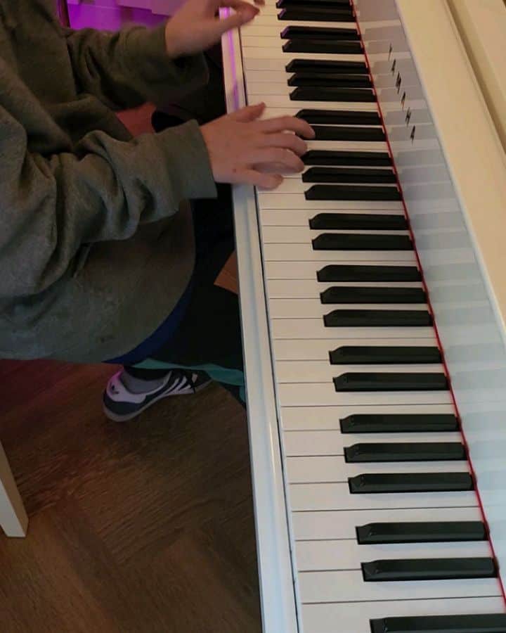 ファーン・コットンのインスタグラム：「Rex got the chance to play on a grand piano for the first time today at @echotownstudio  He said it felt amazing to play because the sound was so clear and he could feel the vibrations which made him feel like he was in the music 🥺 ❤️ Thanks to Nick and Grace for showing us around」