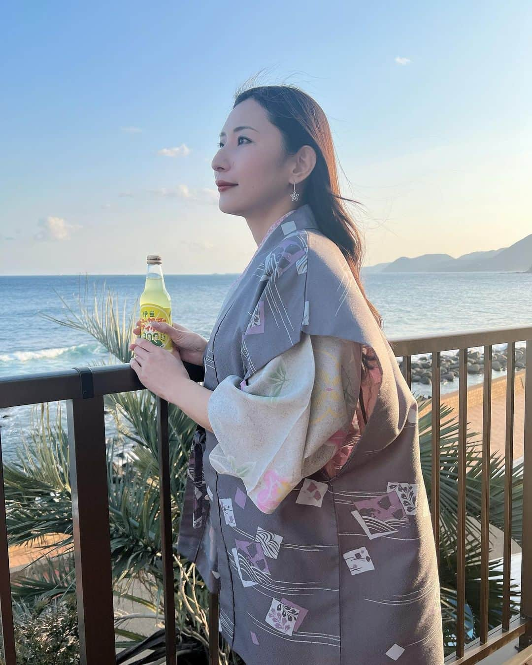 青山千夏さんのインスタグラム写真 - (青山千夏Instagram)「先日家族で稲取東海ホテル湯苑に泊まってきました🐠✨ 全てのお部屋がオーシャンビューになっているんだって.ᐟ‪‪.ᐟ 目の前が海なので、綺麗な景色と波の音に癒されました🌊  伊豆といえば海鮮で有名だけど、夕食・朝食共に新鮮なお魚が使われていてとても豪華👏✨ 新鮮なお造り、名物の金目鯛の煮付けや伊勢海老どれも美味しくて大満足でした😋♥️  家族みんな喜んでくれて良かった◡̈*.。 いい思い出ができました🌸 家族やカップルの旅行の際におすすめ👌  PR @inatoritokai_yuen #絶景温泉 #稲取温泉 #静岡旅行 #伊豆旅行 #温泉旅行 #静岡観光 #伊豆観光 #伊豆ホテル」4月8日 0時16分 - chinatsu_aoyama0819