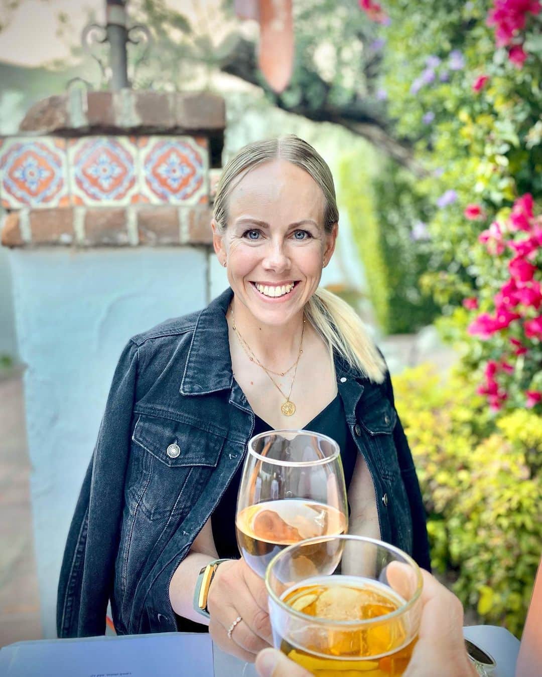Pernilla Lindbergのインスタグラム：「Out of golf clothes for a date night in what could be a French courtyard 🥰」