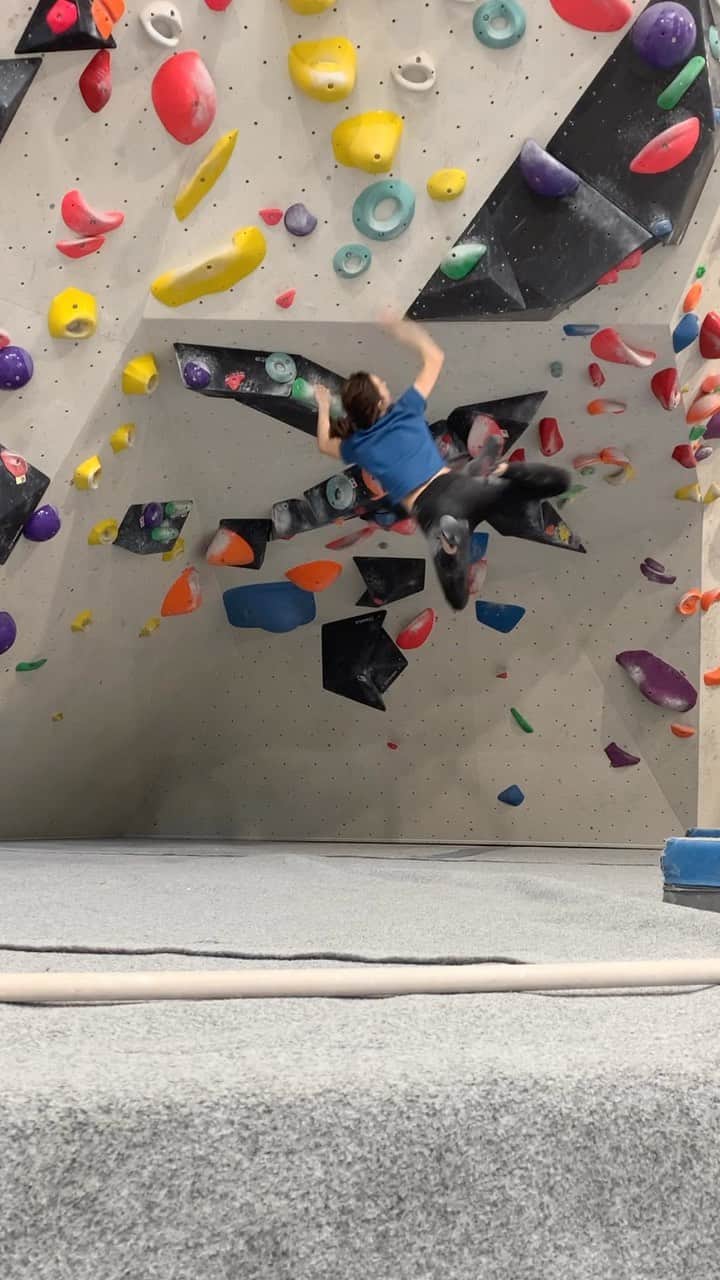 ジュリアン・ワームのインスタグラム：「Ready to spring into Easter weekend 🐸  @mammut_swiss1862 @madrockclimbing」