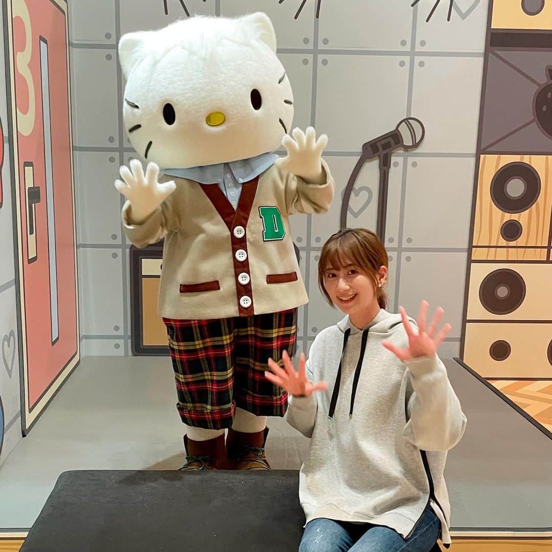 河村唯（うめ子）のインスタグラム：「ねぇ、 微妙に5番の足で立ってるの素敵すぎませんか？？😭✨  自然にすべてが美しいポージング見ると、 ふぁーーー😍😍って憧れちゃいます。  ダニエル君に会うのは久々だったのに 「今日も来てくれたの？」みたいなリアクションとってくれて うれしーーー😆✨って私、完全にオタクやってました🤣  アクリルブロック、買います！🤣🤣🤣🤣🤣 #sanrio #sanriopuroland #Hellokitty #kawaii #ピューロアンバサダー #ピューロジェニック #サンリオ　#サンリオキャラクターズ #ピューロランド #キャラグリ　#ひとりピューロ #ダニエルくん」