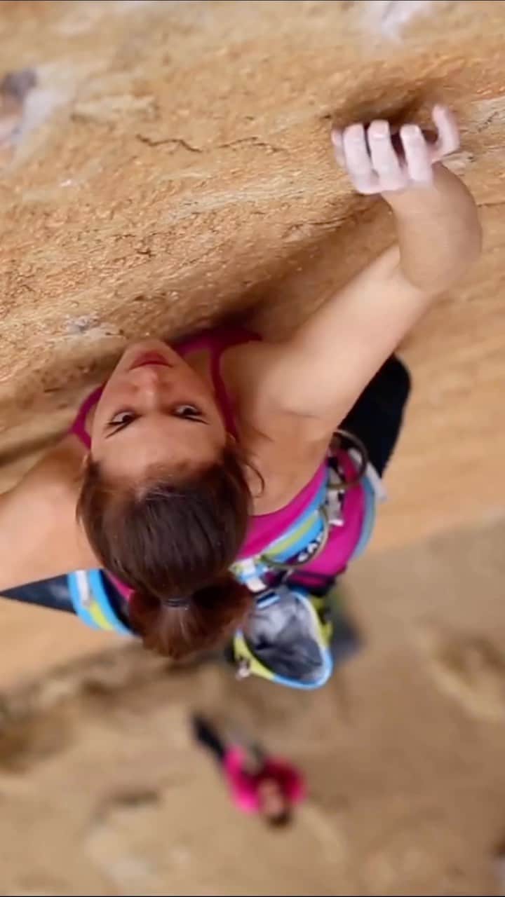 ペイジー・クラッセンのインスタグラム：「// @paigeclaassen crimping through the Smith Rock test piece “To Bolt Or Not To Be” (5.14.a) // 🎥: @jonglassberg  Full video of Paige working the climb on our YouTube! Click the link in our story highlight!」