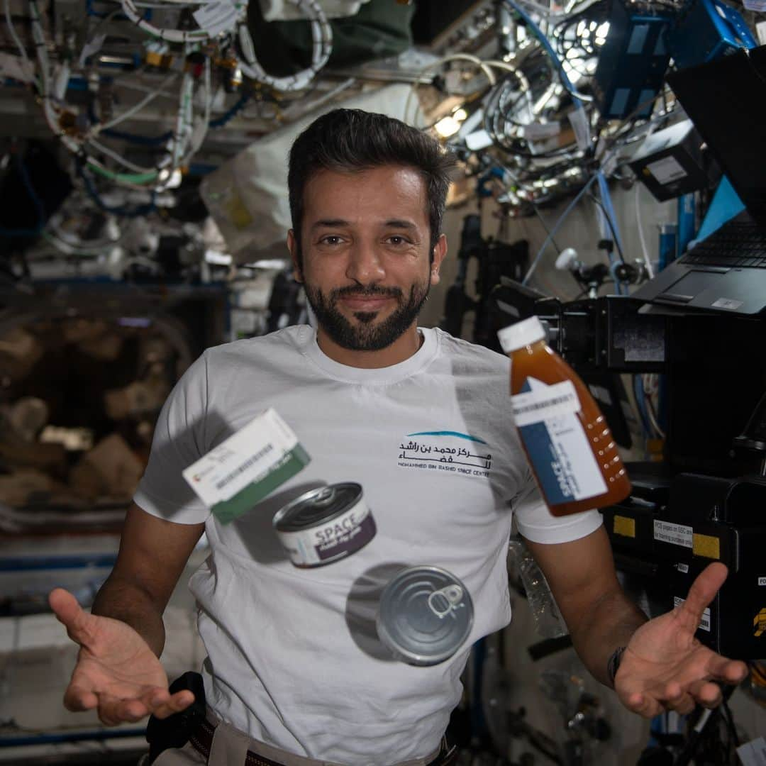 国際宇宙ステーションさんのインスタグラム写真 - (国際宇宙ステーションInstagram)「UAE (United Arab Emirates) astronaut and Expedition 69 Flight Engineer Sultan Alneyadi seemingly juggles food canisters and packages from the UAE in the microgravity environment of the International Space Station.  #nasa #uae #astronaut #food #dinner #microgravity #environment #international #space #station」4月8日 0時45分 - iss