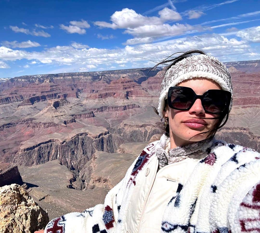 サラ・サンパイオのインスタグラム：「Grand Canyon how it started VS how it ended ☀️❄️ #grandcanyon」