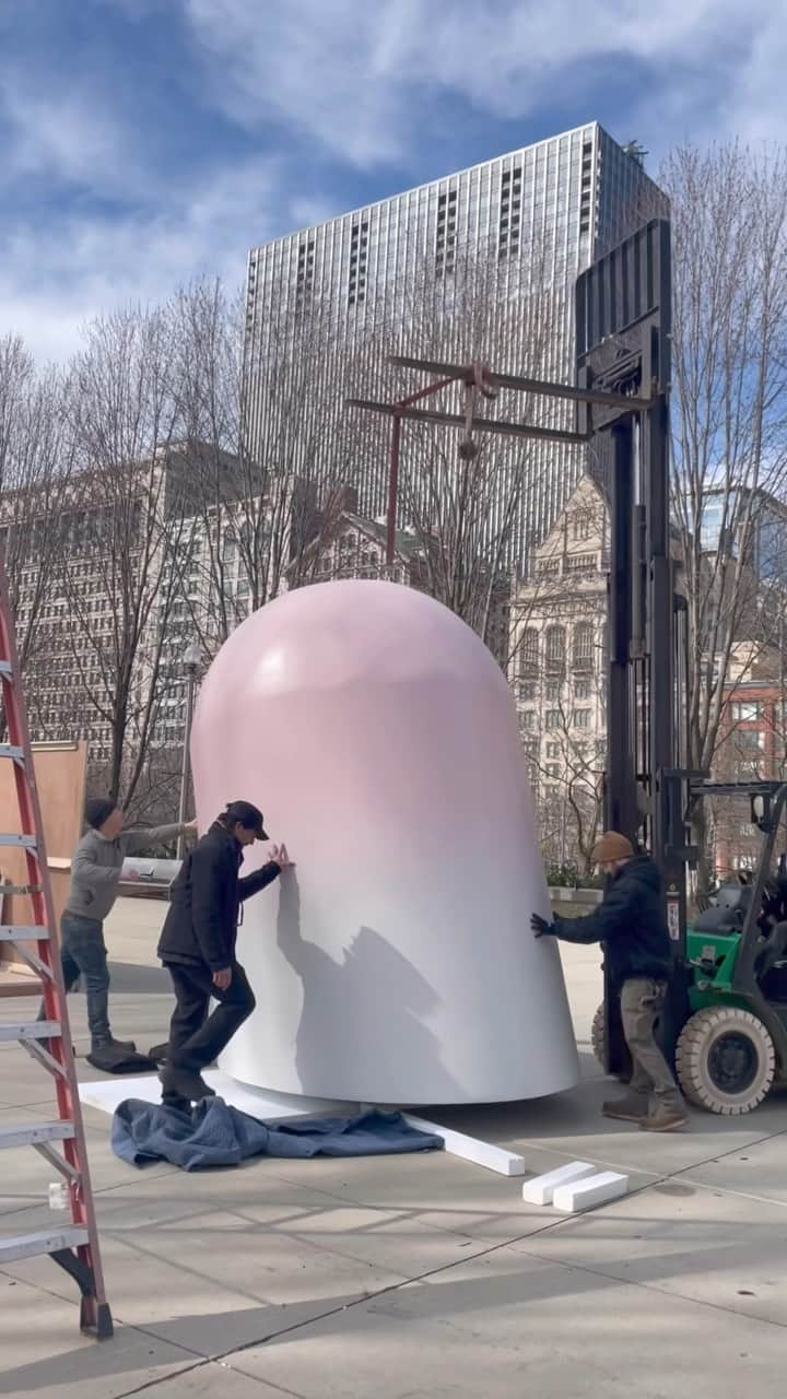 Glossierのインスタグラム：「Yesterday we dropped a larger-than-life Glossier You in Chicago, just because 💞Good news (!) we were able to stick around for juuuust a little bit longer too—come say hi and grab a sample of Glossier You (while supplies last) before 2pm CT on Saturday! ⁣ ⁣ P.S., Can you guess where You will head next? 😀👋 #glossierinthewild」