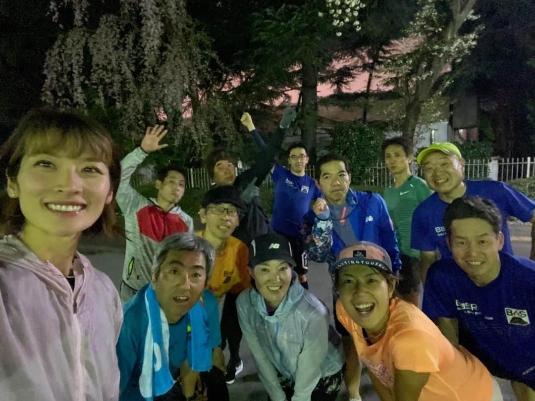 西谷綾子のインスタグラム：「🏃‍♀️ 【月2回開催🤗BaSRC】 みんなで楽しくトレーニング🥰 本メニューの前は ストレッチ、筋トレ、動きづくり✨  アットホームな雰囲気🫧 互いに情報をシェアするなかで 大きな気づきもあり いい関係性にホッコリです🤭  私も皆さんから学ばせてもらうことが多く 1回1回の練習会が本当に楽しく感謝です🥰  初参加の方もいらっしゃり また輪が広がり嬉しいな🌸  次回は4月27(木)19時20分〜 https://www.basrc.net/ 詳細はHP👀🔍  今年もタイミング良く みんなで花火🎆見れたらうれしいなぁ🤩」