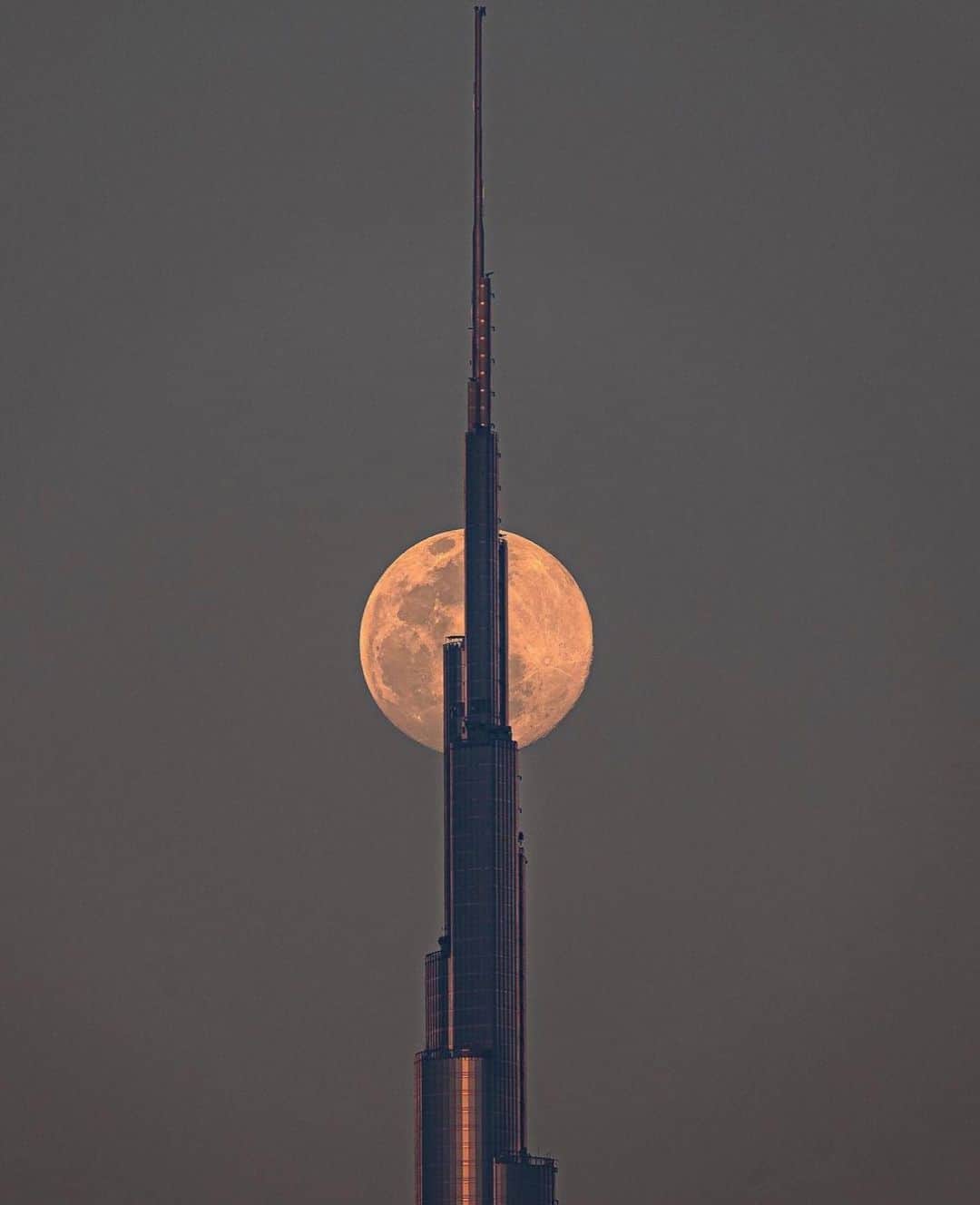 ドバイさんのインスタグラム写真 - (ドバイInstagram)「#BurjKhalifa Full Moon #Dubai 📷:@pixtarami」4月8日 0時59分 - dubai
