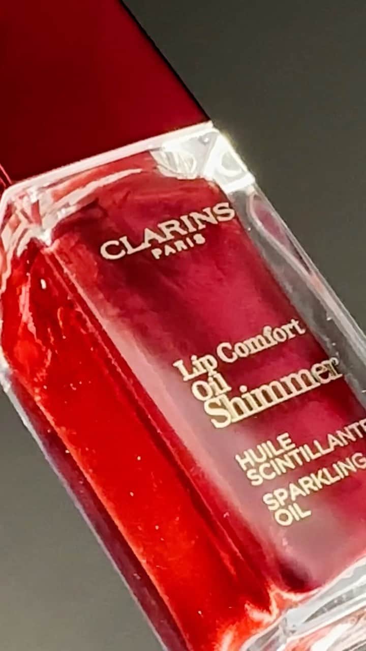 Clarins Canadaのインスタグラム：「Just interrupting your feed with some irrestible texture, courtesy of our Lip Comfort Oil Shimmer. 💖 __________ Nous interrompons votre fil d’actualité avec la texture irrésistible de notre Huile Confort Lèvres Scintillante. 💖 . . . #Clarins #LipOil #LipComfortOil #Makeup #Lips」