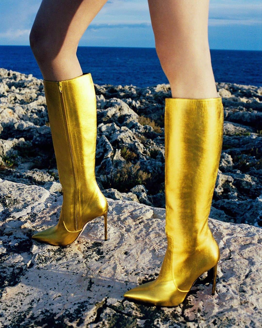 バリーさんのインスタグラム写真 - (バリーInstagram)「.  Introducing the new Block knee-high boot in metallic printed leather for Bally Spring/Summer 2023.  Shop the collection at bally.com  Creative Director: @rhuigi Art Director: @linakutsovskaya  Photographer: @joshuagord0n Stylist: @emmanuellealt Model: @ka.ya.ko   #Bally #BallySS23」4月8日 1時00分 - bally