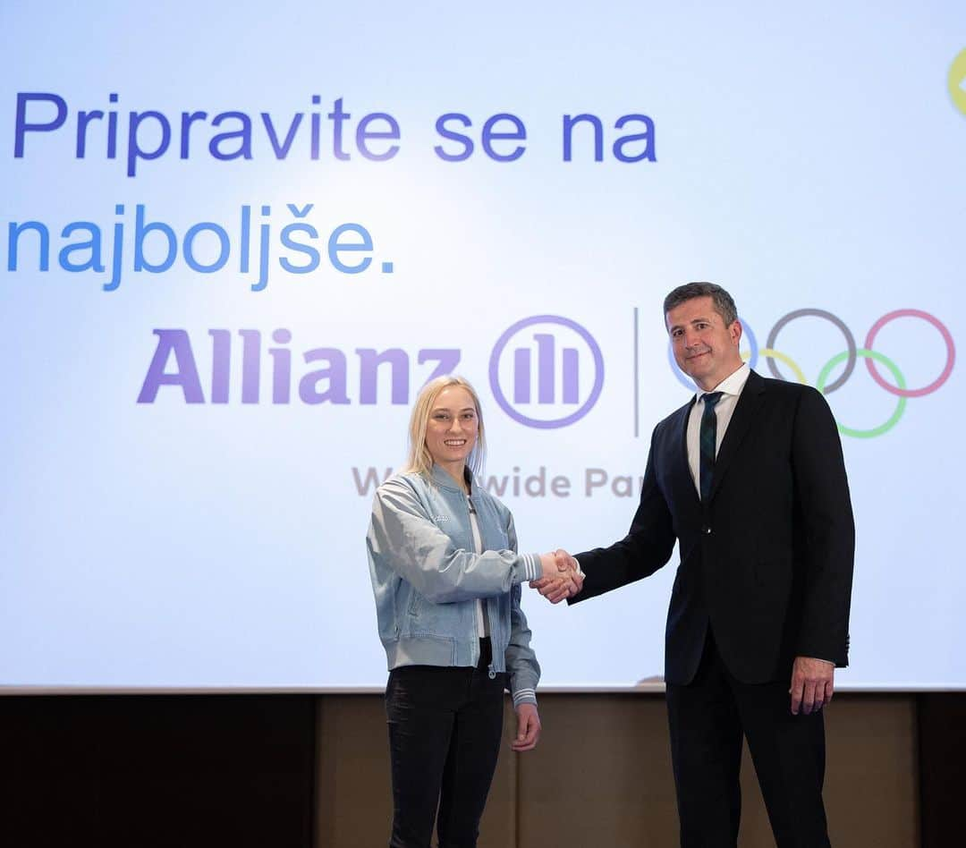 ヤンヤ・ガンブレットさんのインスタグラム写真 - (ヤンヤ・ガンブレットInstagram)「I’m excited to officially be starting a new and ambitious journey with @allianz - the worldwide insurance partner of the Olympic and Paralympic Movement. Sport is embedded in the DNA of the Allianz Group and I believe it's for a reason that they have become the world’s number one insurance brand. Was a pleasure to connect with the entire Allianz Slovenija team and start this journey in such a great atmosphere in lovely Portorož.🤩  It’s a pleasure to have you in my career going forward! 🙏🧗‍♀️」4月8日 1時06分 - janja_garnbret